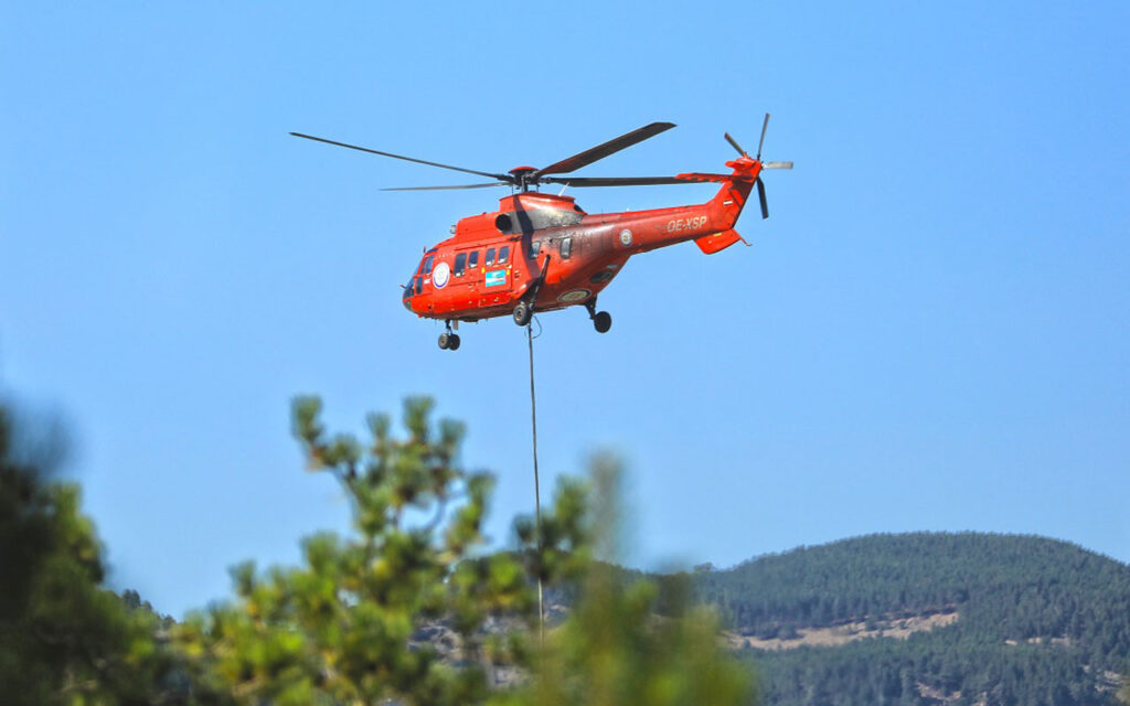 Muğla’nın kırmızı helikopteri 4 günde 322 kez su bıraktı
