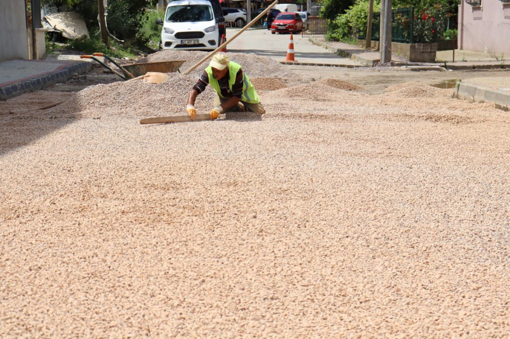 İzmit Belediyesi Yeşilova’da parkeleri yeniliyor