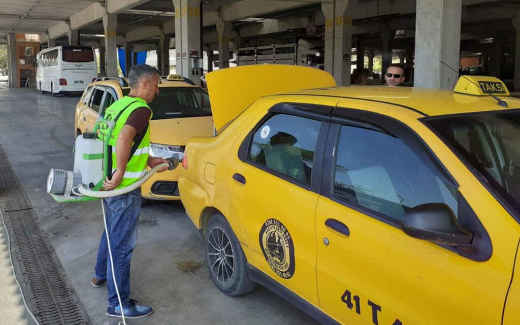 Kocaeli İzmit’te ticari taksiler dezenfekte ediliyor