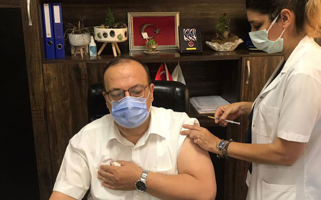 Bursa Valisi Canbolat, üçüncü doz aşısını oldu