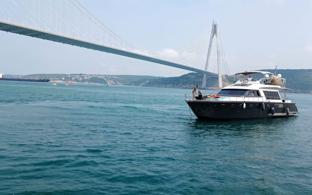 İstanbul’da 7 yolculu motor yat emniyetle limana yanaştırıldı
