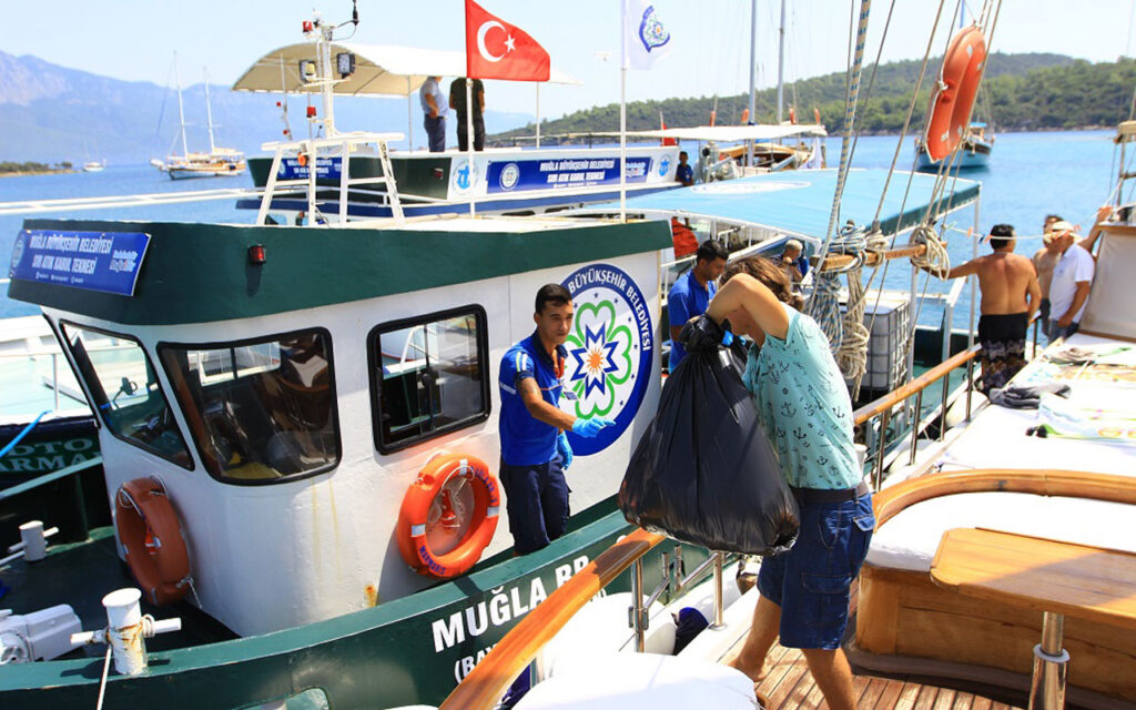 Mavi bayraklı plajlarıyla ünlü Muğla’da deniz temizliği