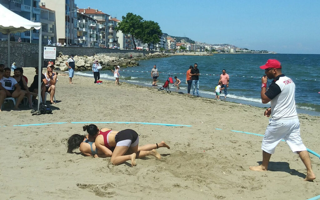 Türkiye Plaj Güreşi şampiyonası Mudanya sahilinde yapıldı