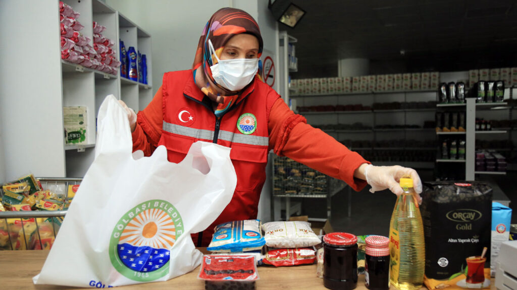Ankara Gölbaşı’da yemek ve koliler sahiplerine ulaştırılıyor