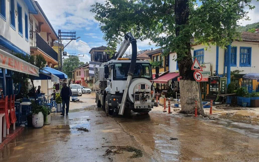 Bursa Büyükşehir, Tirilye’de çamurla kaplanan yolları temizledi
