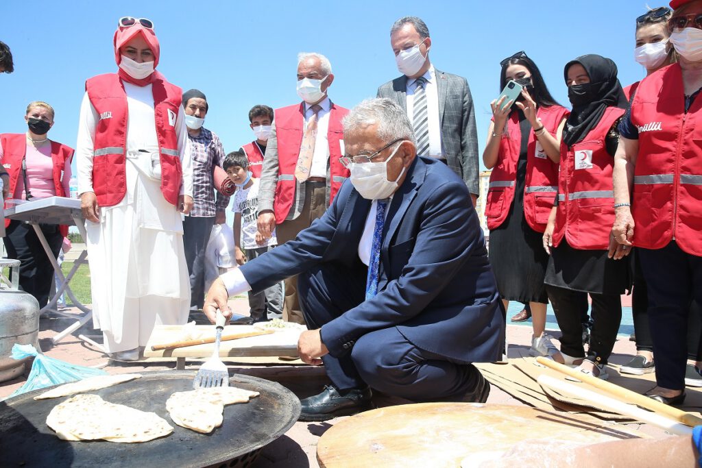 Memduh Büyükkılıç’tan Kızılay kermesi ziyareti