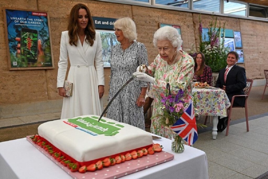 Kraliçe Elizabeth kılıçla pasta kesti