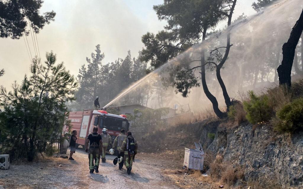 İstanbul İtfaiyesi üç koldan yangın bölgelerinde