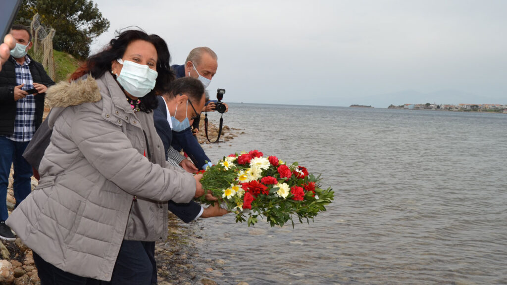 Aydın’da mübadiller anısına denize çiçek