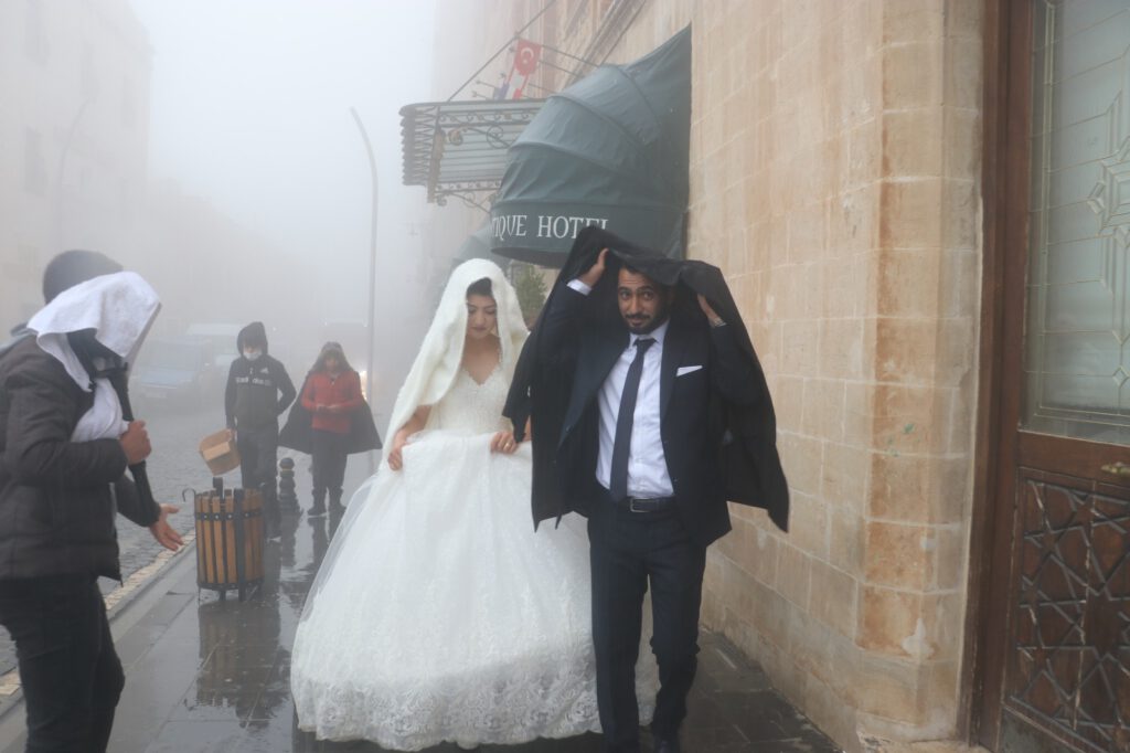 Mardin’de düğün fotoğrafı çekimlerine sis engeli!