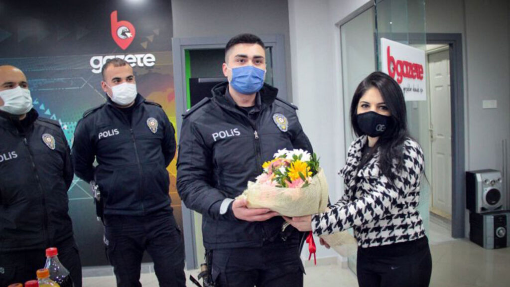 Bursa’da gazetecilerden polis ekiplerine ‘ihbar’lı kutlama
