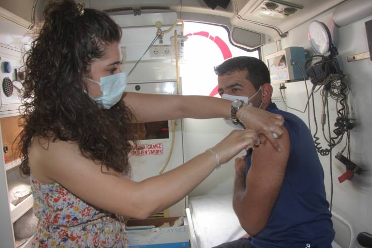 Mardin Yeşilli’de Gezici Sağlık Aracında Aşı Çalışması