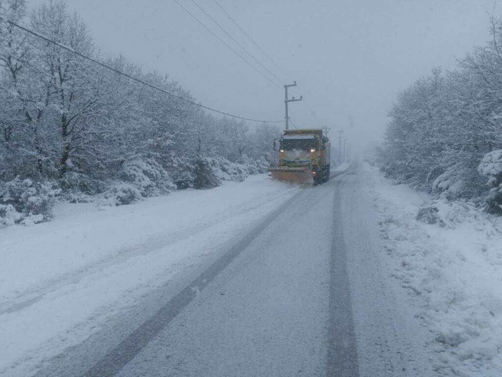 Gebze’de kar ekipleri yolları açık tutuyor