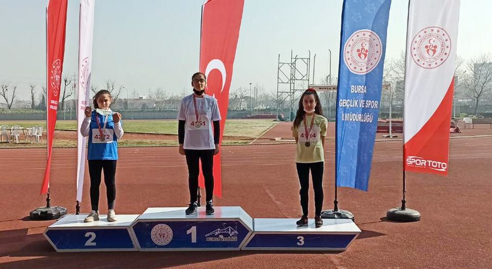 Mudanya’ya yılın ilk madalyaları atletlerden geldi