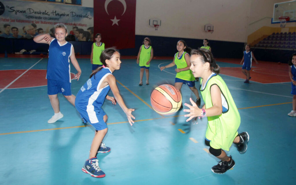 İzmir Karabağlar’da yaz spor okulu açıldı