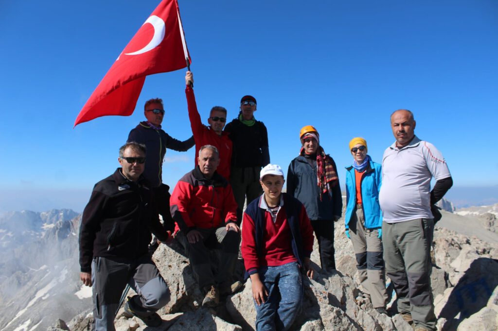 Manisalı dağcılar Dedegöl tırmanışını tamamladı