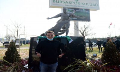 Bursaspor’da Batalla’nın heykeli dikildi