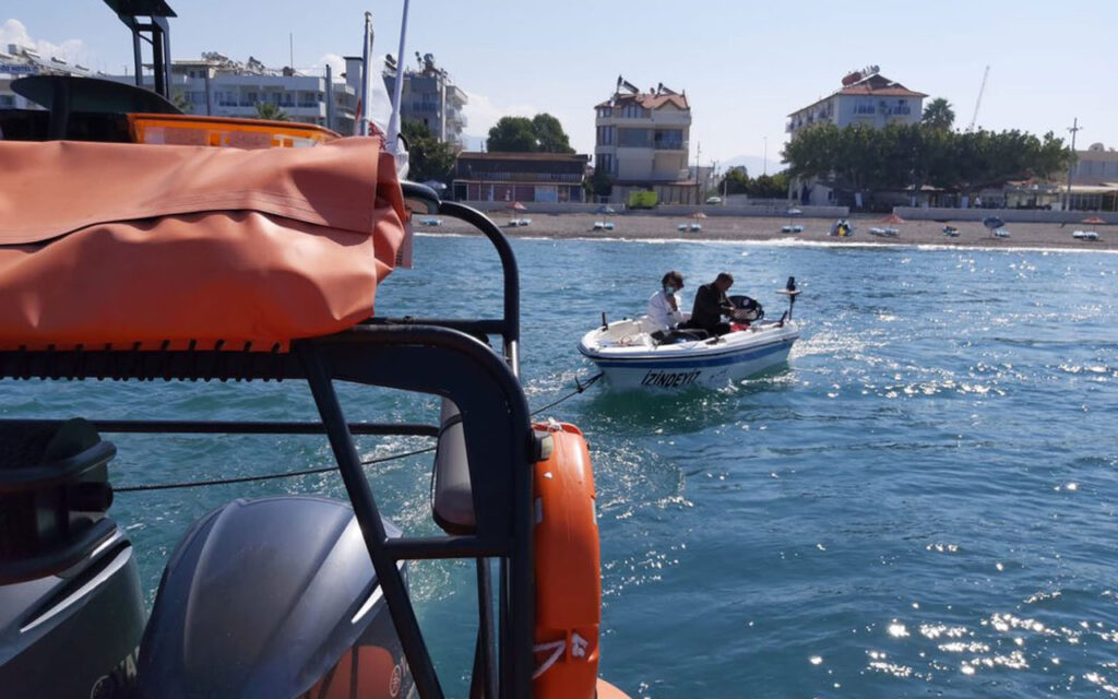 Muğla Fethiye’de bir tekne emniyetle limana yanaştırıldı