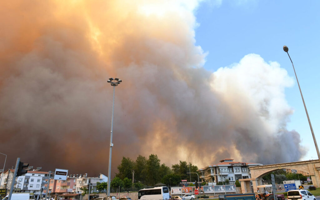 Antalya Manavgat’ta orman yangını büyüyor