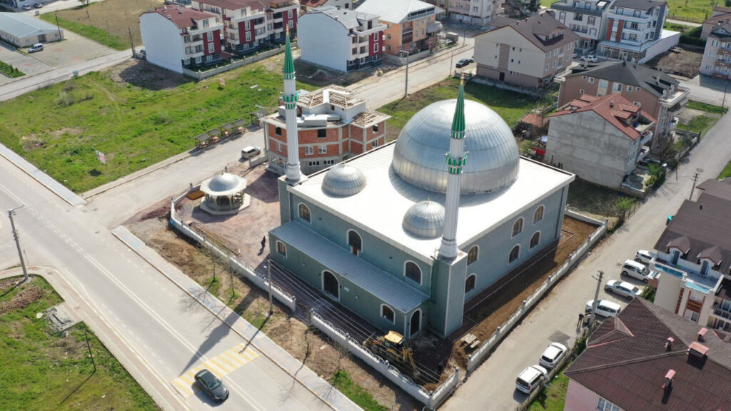 Kocaeli Kartepe’de 17 Ağustos Camii’nde çevre düzenlemesi