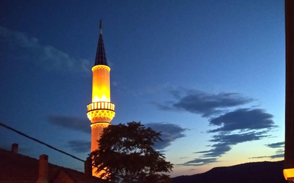 Manisa’da depremde hasar gören minare ‘ışıl ışıl’ oldu