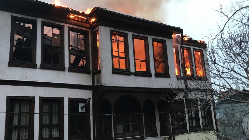 Osmangazi’de yanan binaya anında müdahale