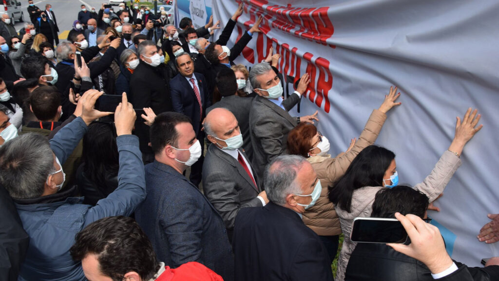 CHP Bursa’da kaldırılan ‘128 milyar dolar nerede’ afişlerini yeniden astı