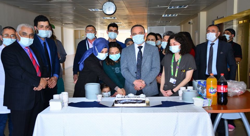 Ardahan’da sağlık çalışanlarıyla birlikte pasta kesti 