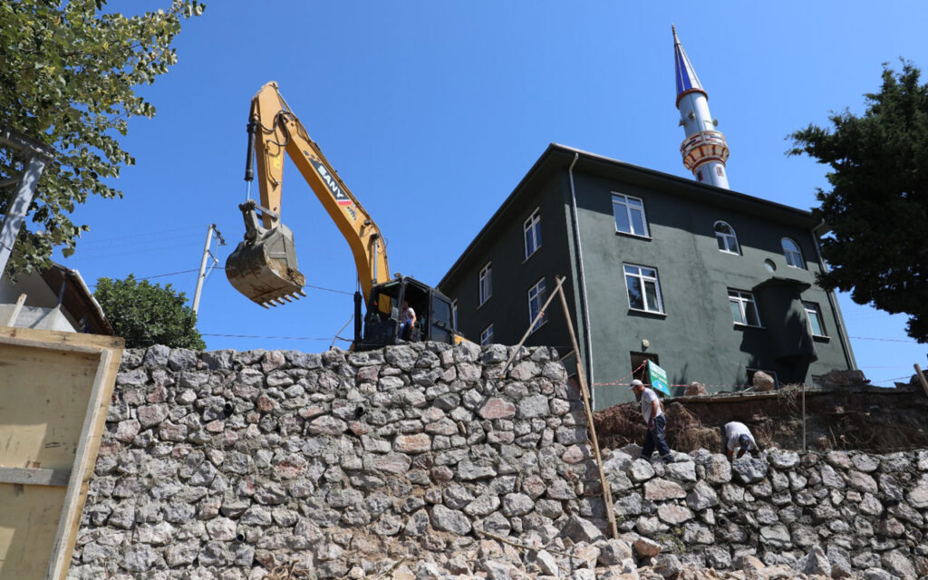 İzmit Arpalık’ta cami bahçesi güvenli hale geldi