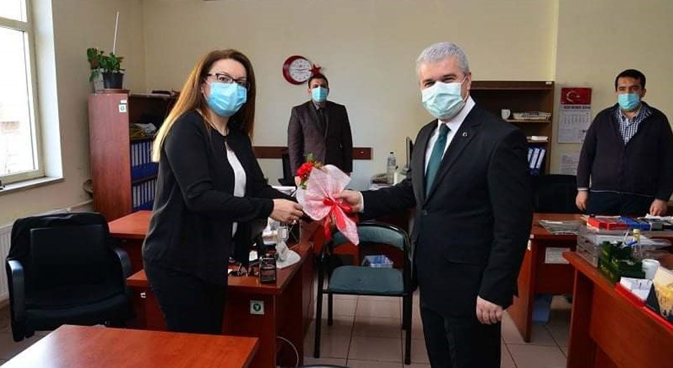 Kırşehir Valisi Akın’dan kadın personellerine karanfil