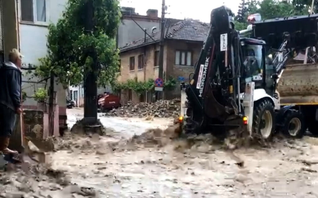 Bursa’da şiddetli yağış Mudanya Tirilye’de hasara yol açtı