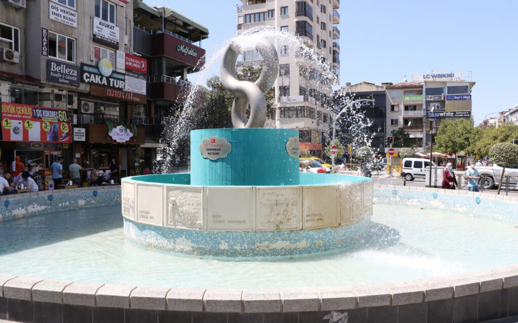 Manisa’da süs havuzunun görüntü kirliliği giderildi