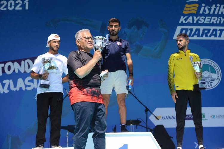 Kayseri Büyükşehir ‘yarı maraton’la ilke imza attı