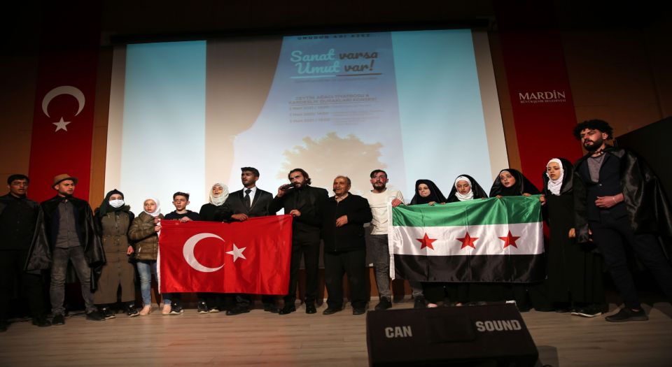 Savaş mağduru Suriyeliler, Mardin’de tiyatro oyunu sahneledi