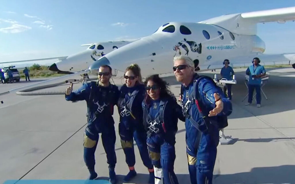 Milyarder Branson, ekibiyle uzay yolculuğunda
