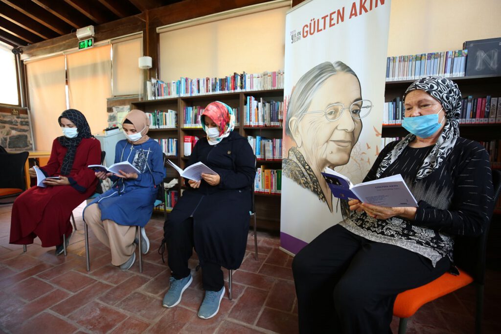 Bursa Nilüferli kadınlar Gülten Akın şiirleriyle buluşuyor