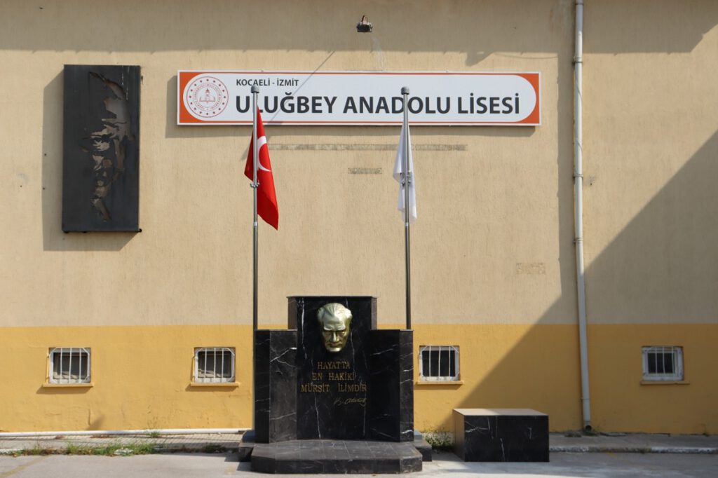 İzmit Belediyesi’nden Uluğbey AL’ye yeni Atatürk büstü