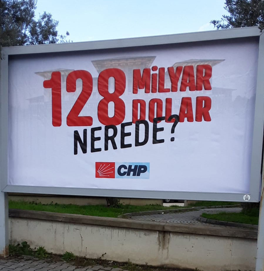 CHP’nin Bursa Mudanya’daki afişleri Savcılık talimatıyla kaldırıldı!