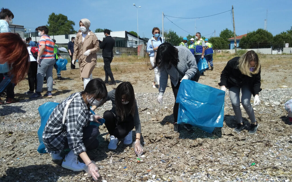 Bursa’da Çevre Mühendisliği öğrencileri Mudanya’da kıyı temizliği yaptı