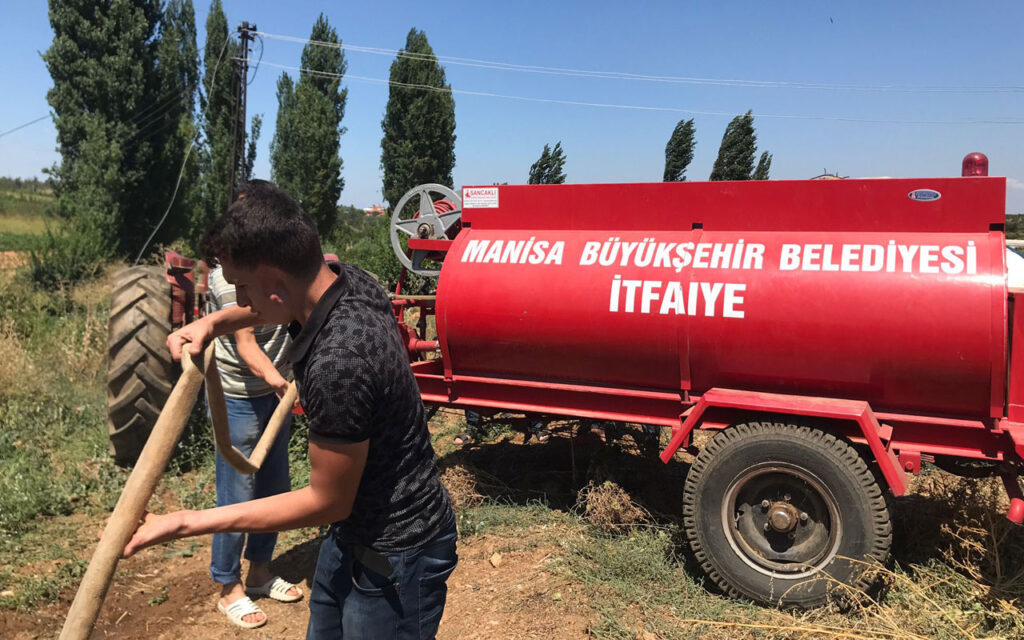 Manisa Turgutlu’daki arazi yangını büyümeden söndürüldü