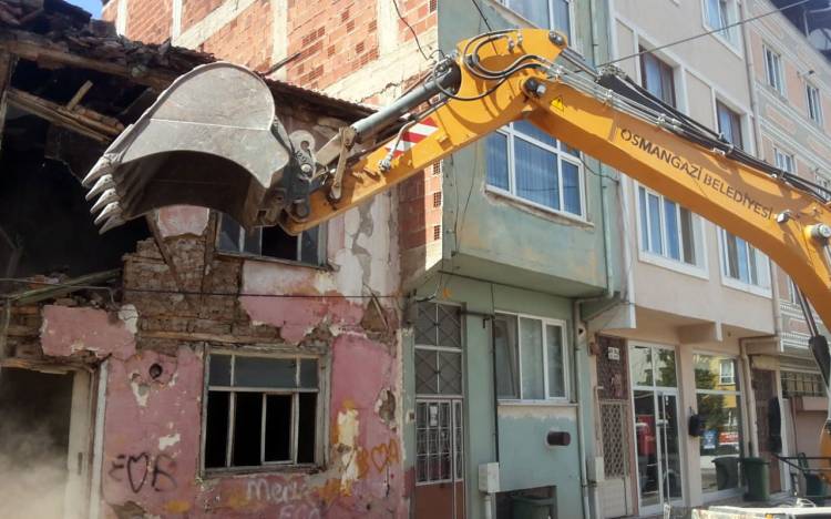 Bursa Osmangazi’de metruk yıkımlar sürüyor