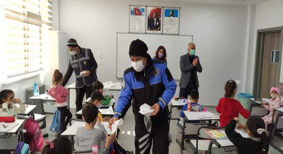 Kilis’te TDP polislerinden miniklere maske eğitimi