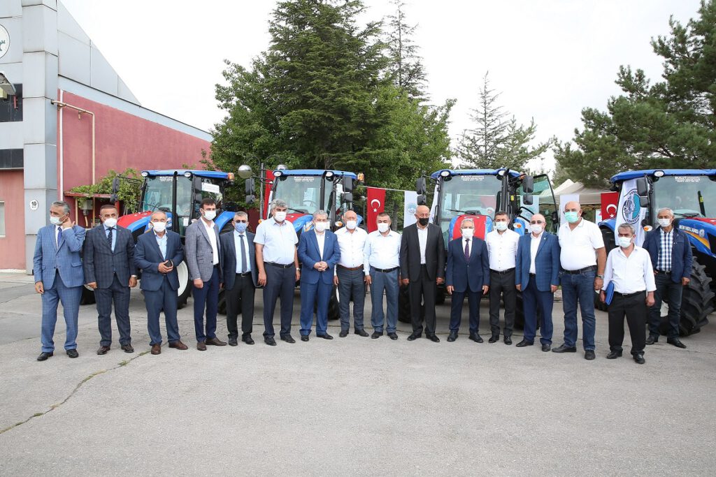 Kayseri Büyükşehir’den çiftçilere traktör desteği