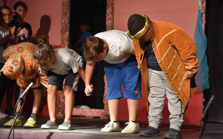 Edremit’te köyde çocuk tiyatrosu kuruldu